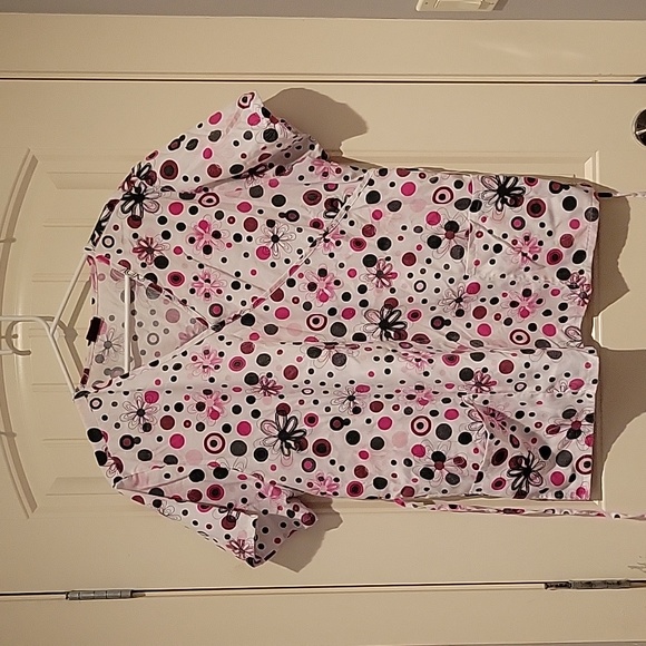 Set of 4 Scrub Tops - Size large - Picture 3 of 4